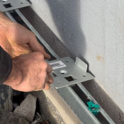 Support 121 x 121 mm avec butée latérale pour dalles autoportantes périphériques (C9)